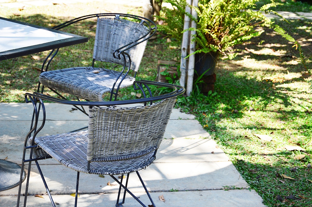 Cadeiras de área no quintal