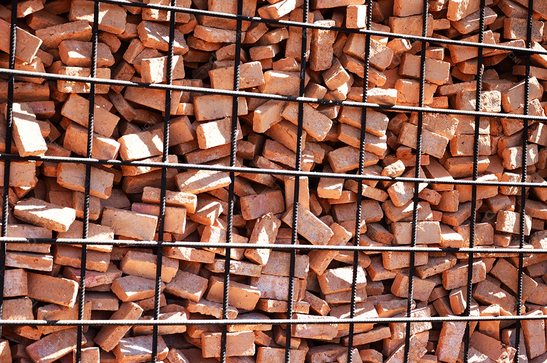 Tijolinhos empilhados sobre grade