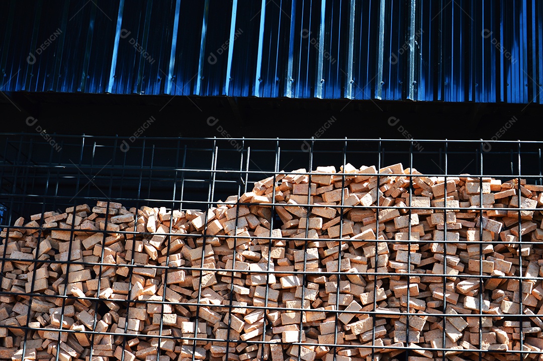 Tijolinhos empilhados sobre grade