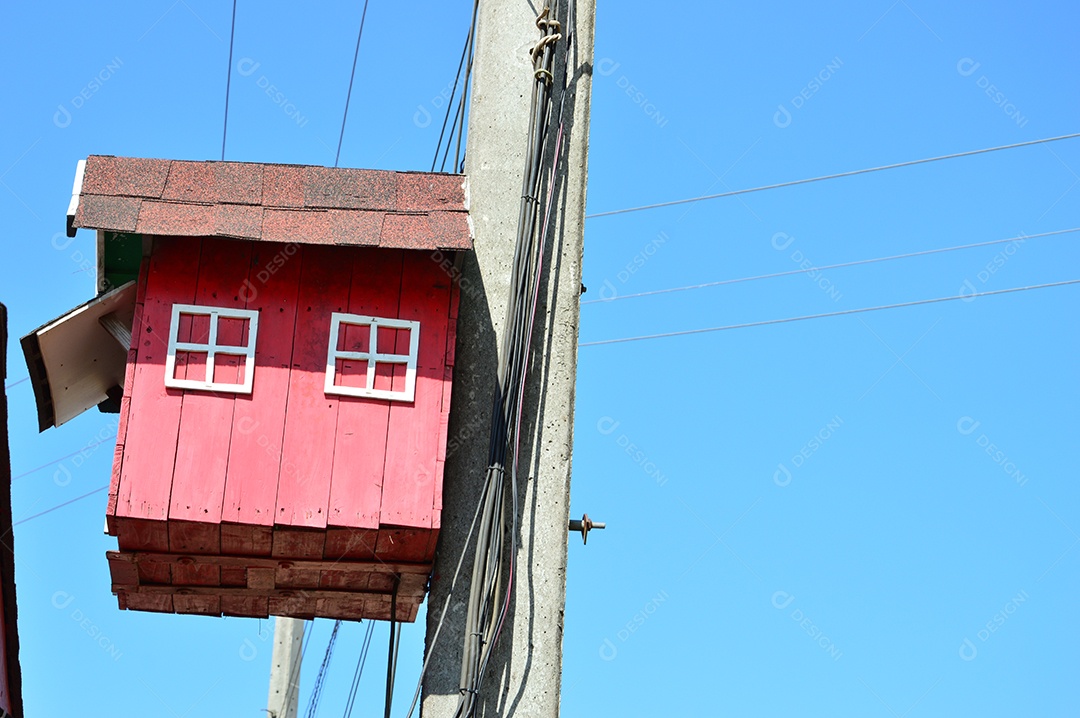 Caixa casinha de pássaro no poste