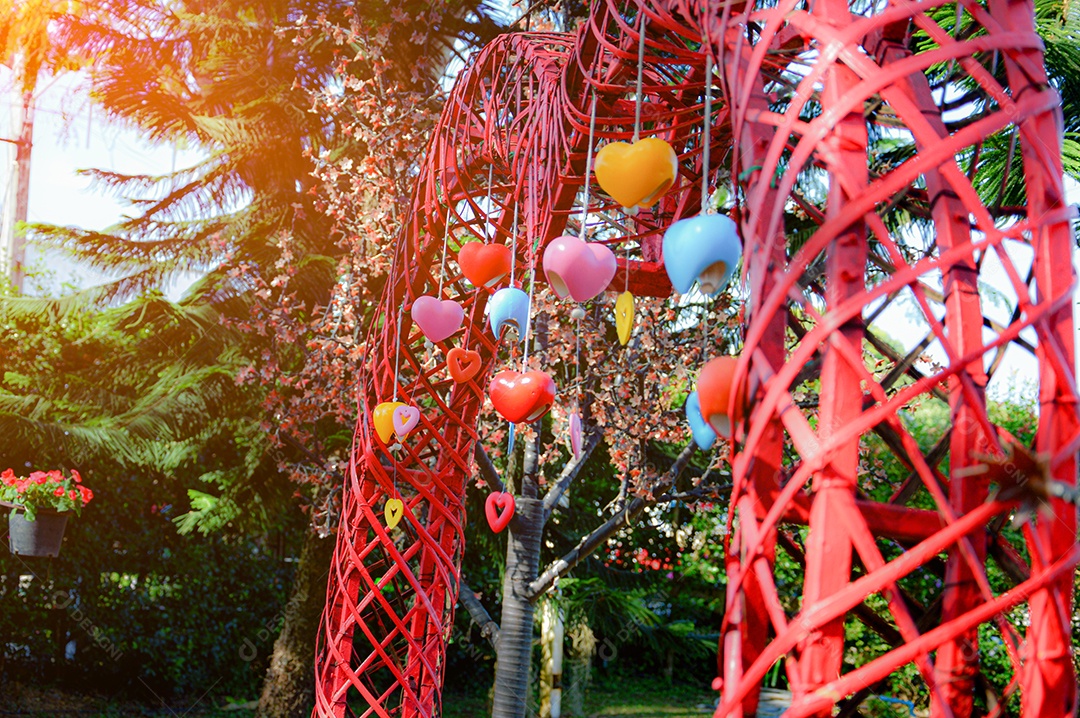 Portal de passagem vermelho decorado