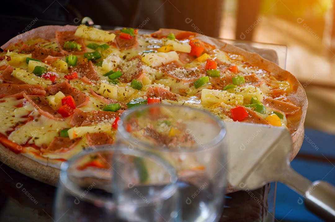 Deliciosa pizza sobre a mesa