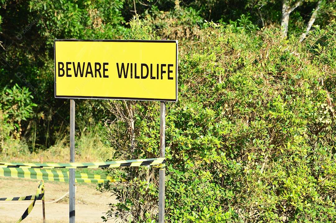 Placa amarela de sinalização em área de animais