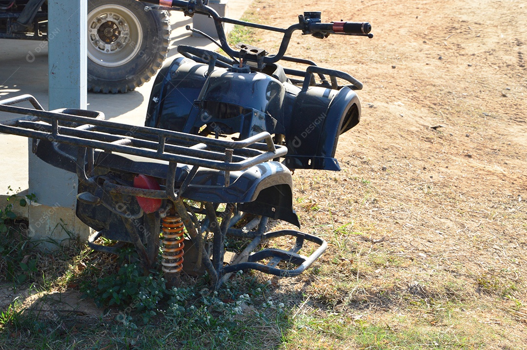 Buggy preto sobre gramado