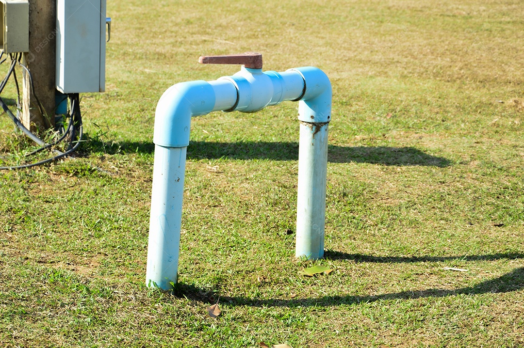 Cano azul de pvc sobre gramado