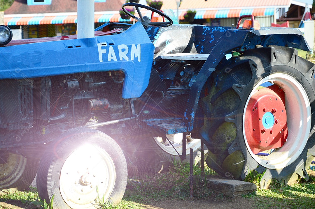 Trator azul sobre campo