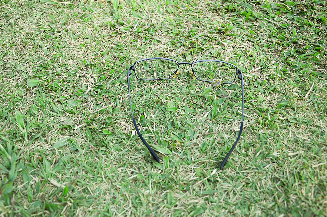 Óculos preto sobre gramado