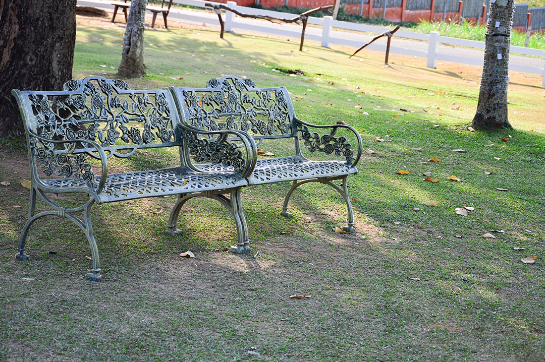Banco de ferro sobre gramado