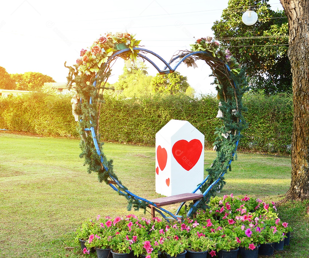 Banco no jardim em formato de coração