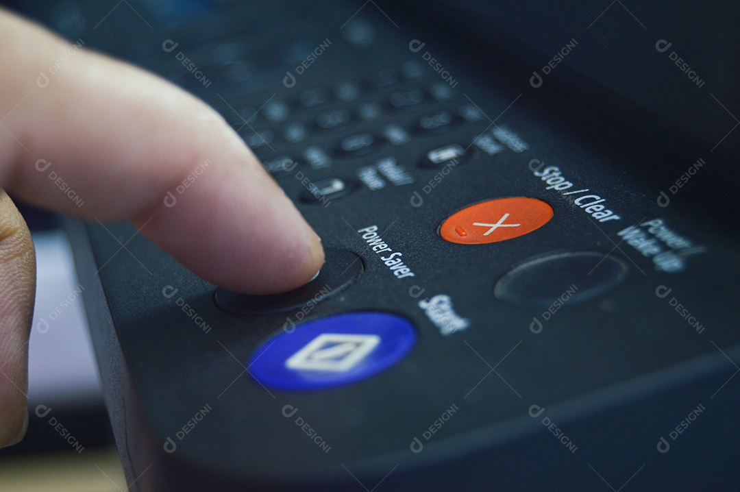 Mão apertando botões