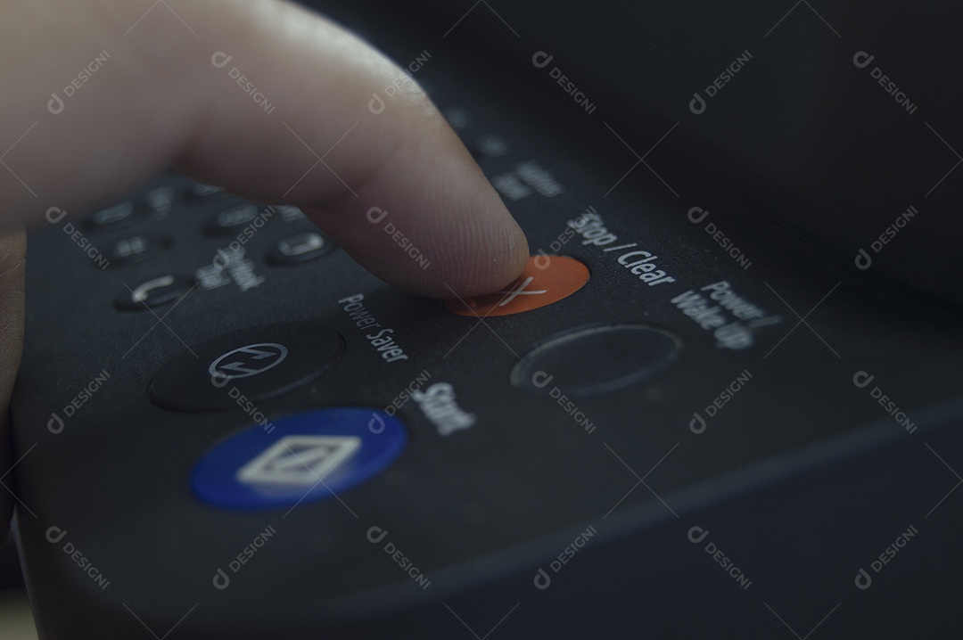 Mão apertando botões de controle