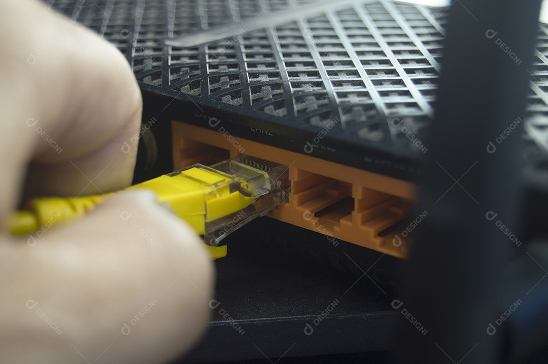Mão conectando cabo de rede