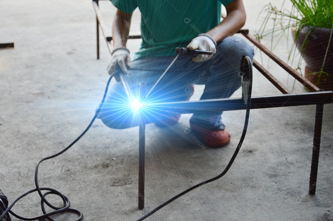 Homem soldando ferros