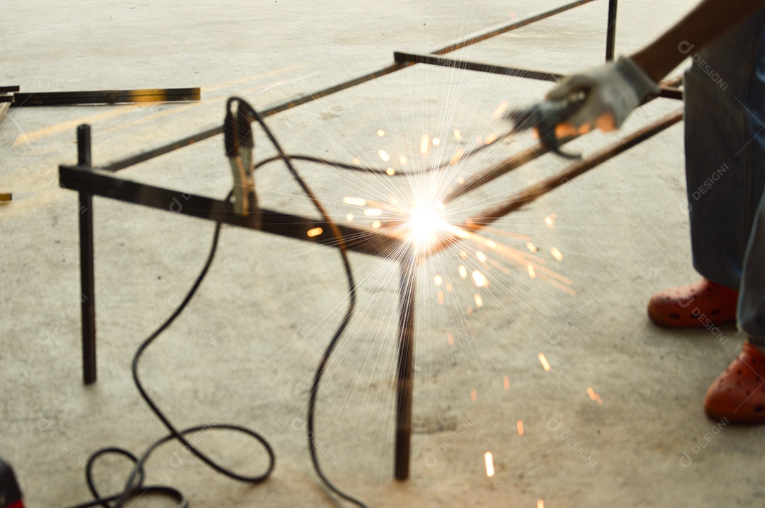 Homem soldando ferros