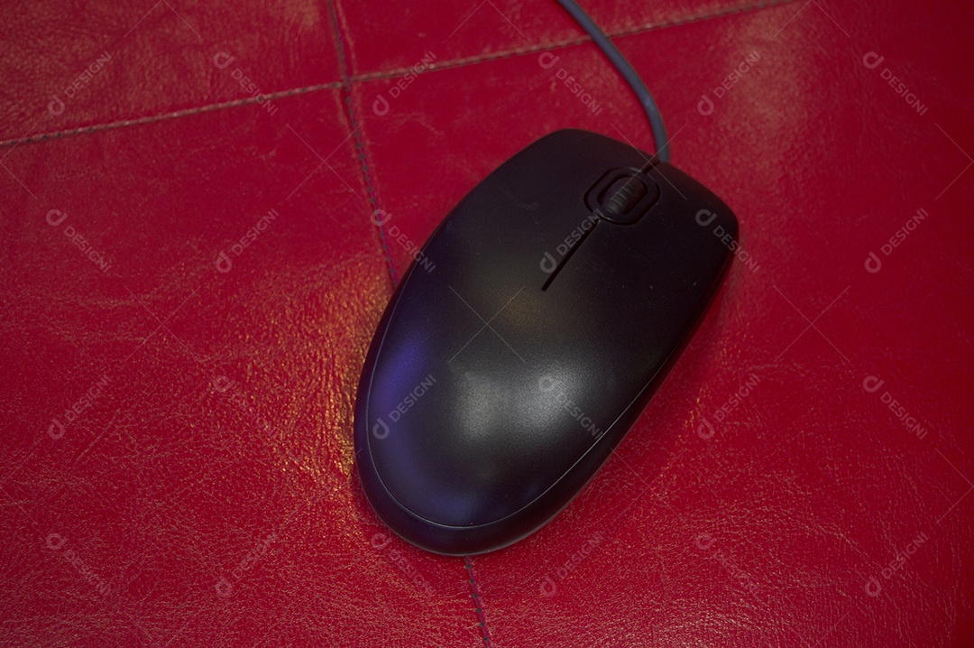 Mouse vermelho sobre placa vermelha