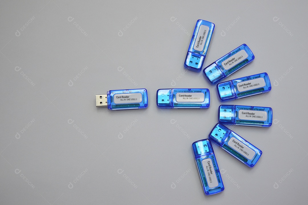 Vista pen drives azuis em fundo branco