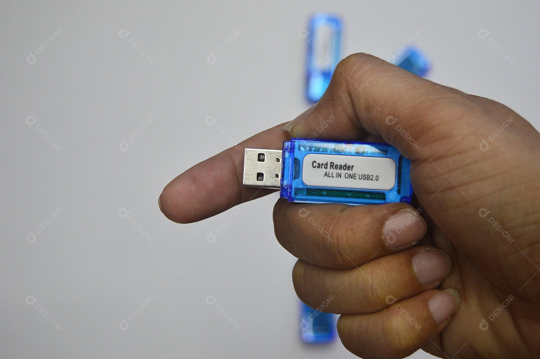 Vista pen drives azuis em fundo branco