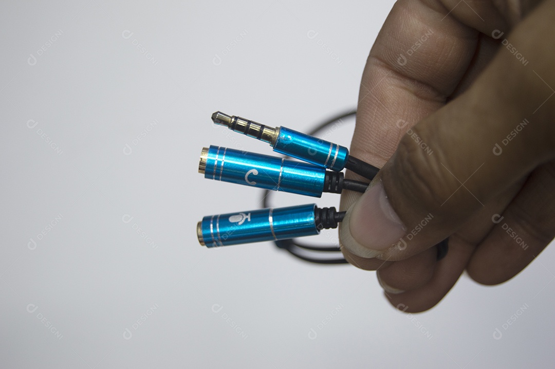 Cabo de áudio extéreo em fundo branco