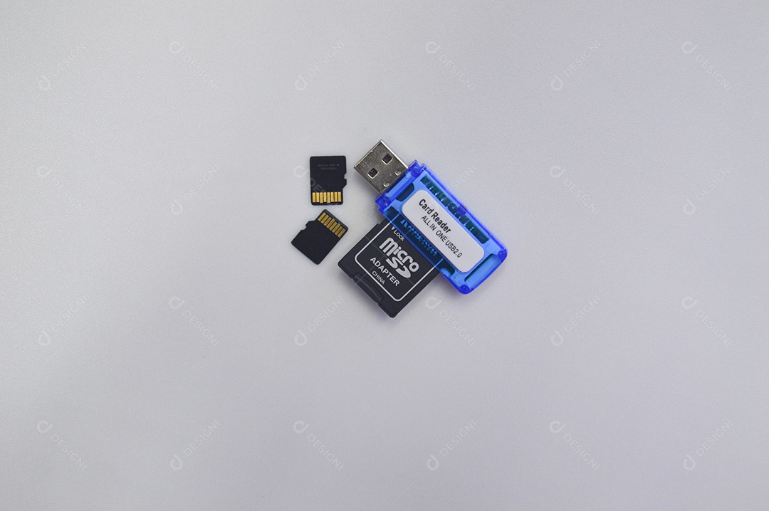Pen drive azul com cartão SD