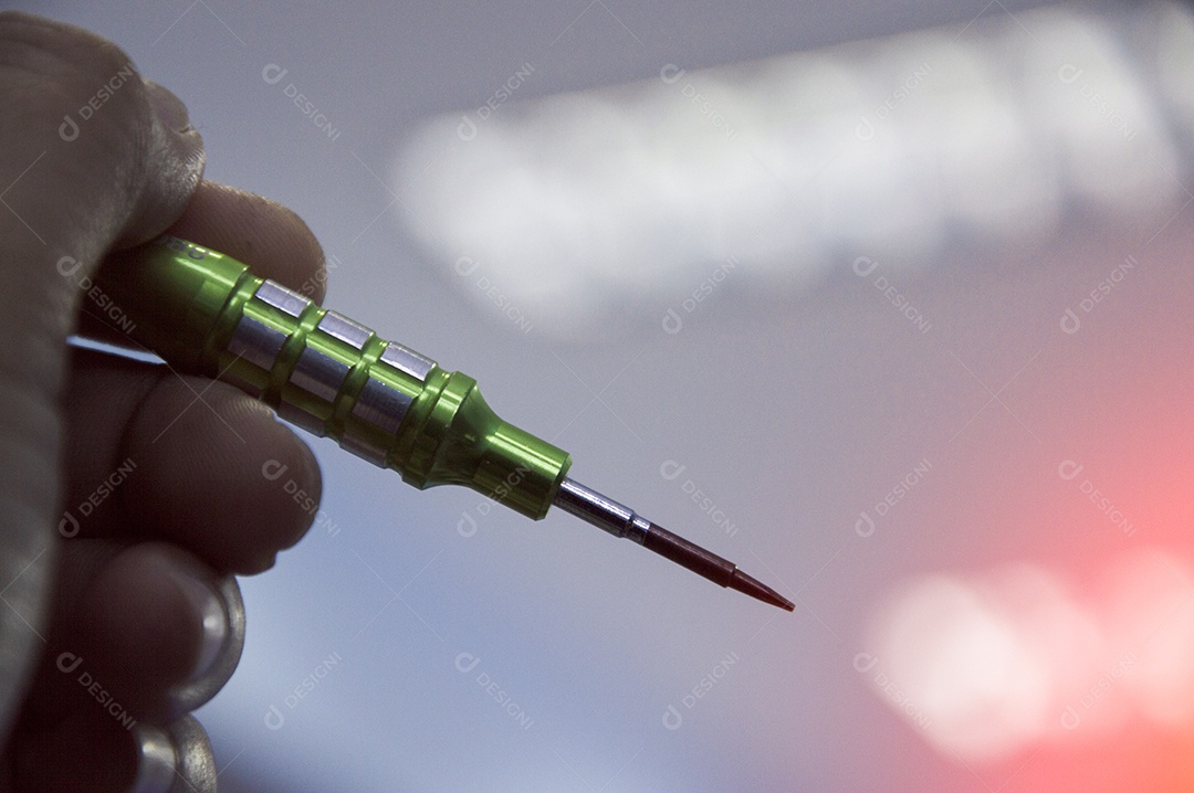 Mão segurando chave de precisão