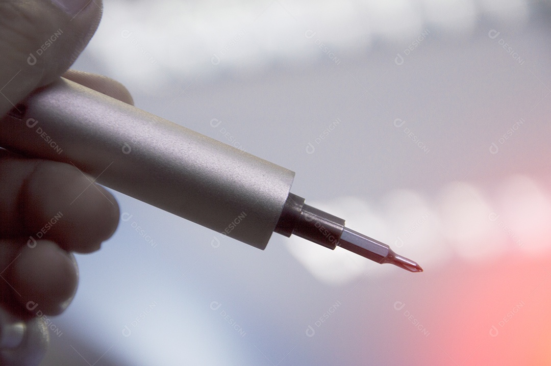 Mçao segurando chave de precisão