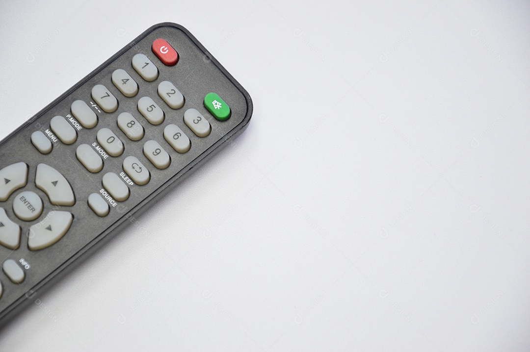 Controle remoto de televisão em fundo branco