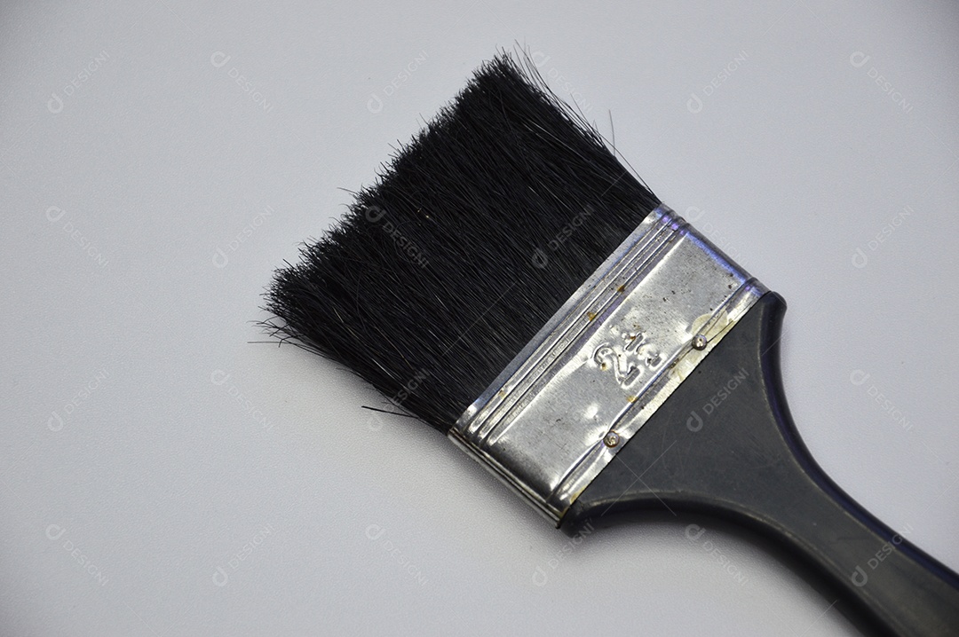 Pincel de tinra em fundo branco