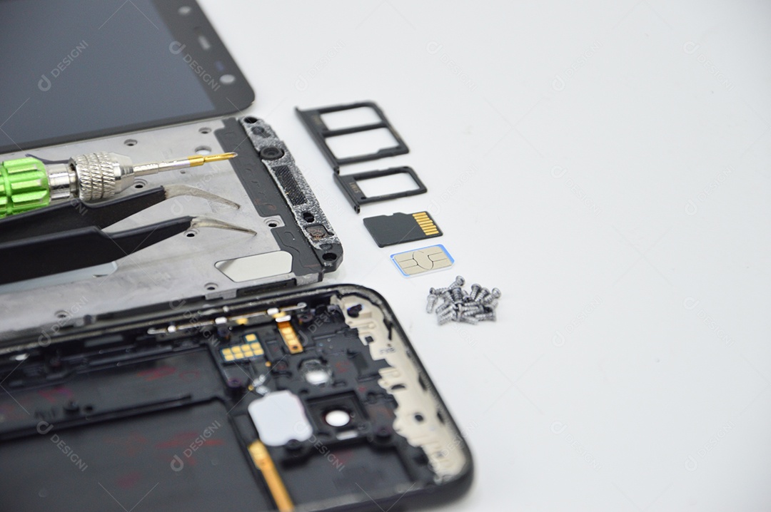 Celulares com peças desmontadas no concerto