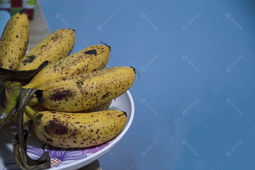 Cacho de bananas sobre a mesa