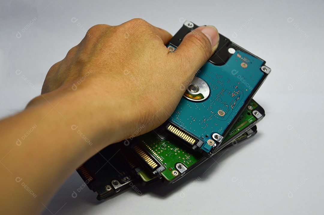 Mão segurando peças de disco rígido