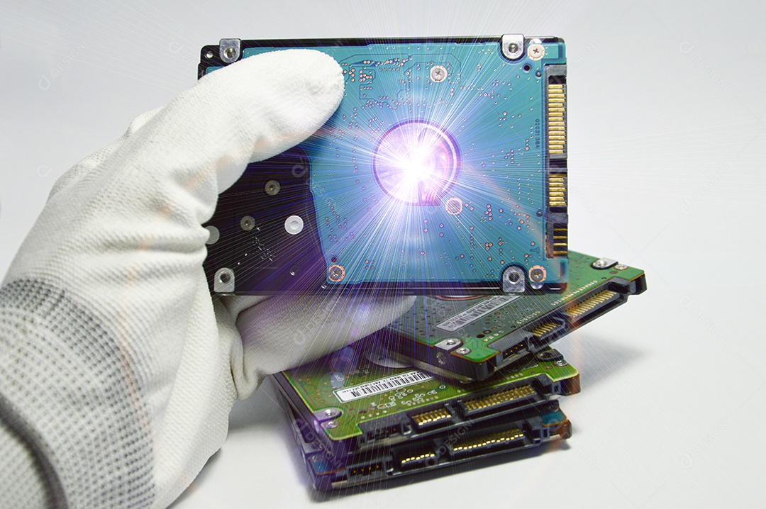 Mão segurando peças de disco rígido