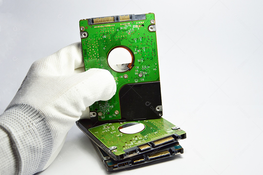 Mão segurando peças de disco rígido