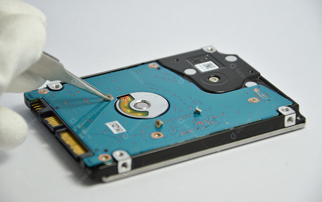 Peças de disco rígido em fundo branco