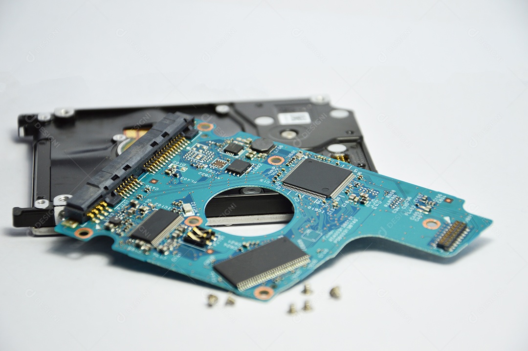 Peças de disco rígido em fundo branco