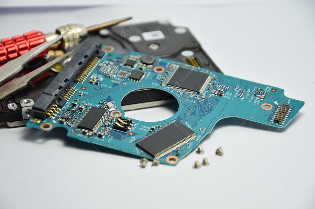 Peças de disco rígido em fundo branco