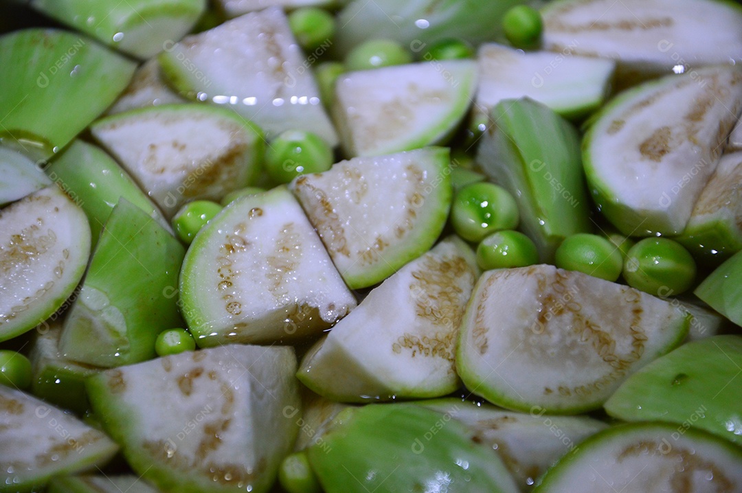 Goiabas brancas picadas