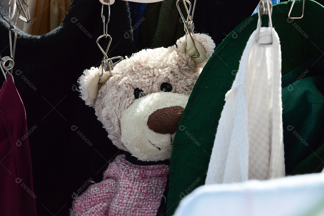 Lindo urso de pelúcia pendurado