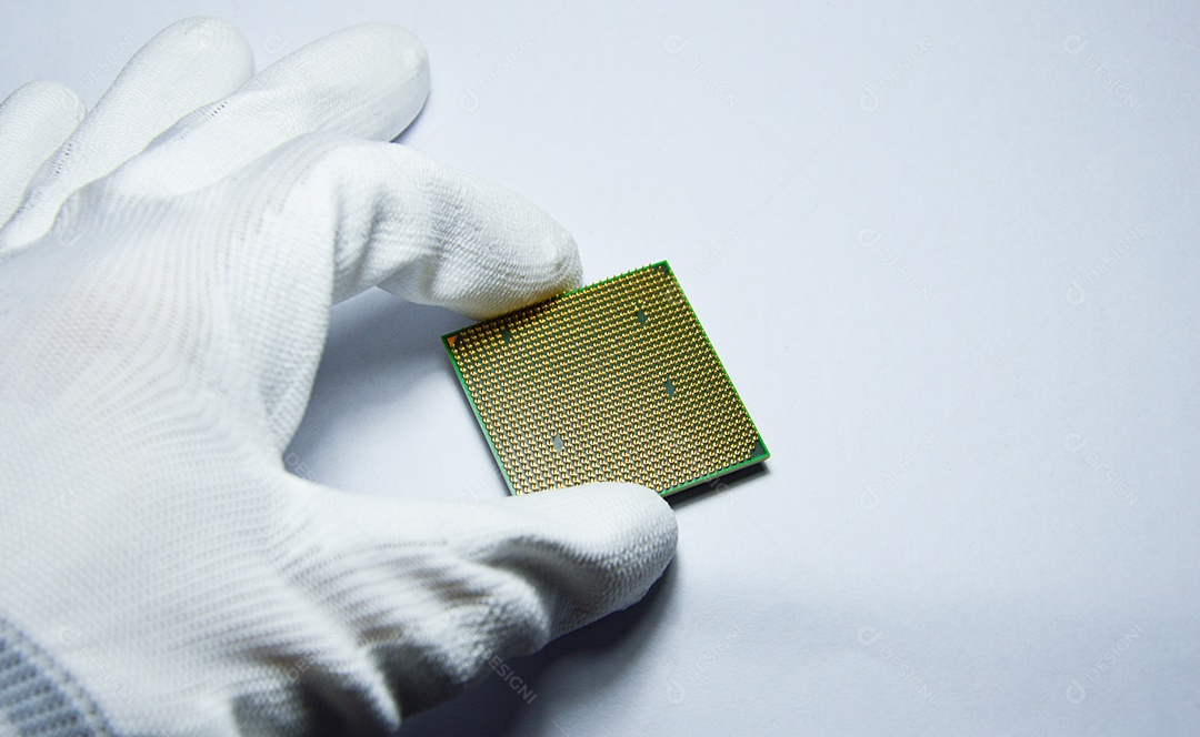 Mão com luva segurando peça de CPU