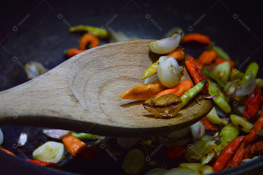 Dentes de alho e pimentas vermelha na panela