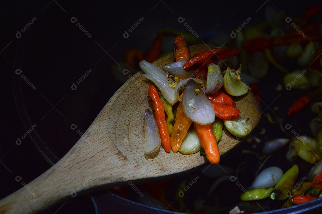 Dentes de alho e pimentas vermelha na panela