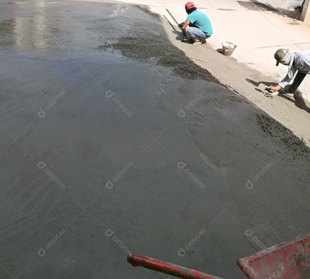 Homens trabalhando na concretagem contrapiso