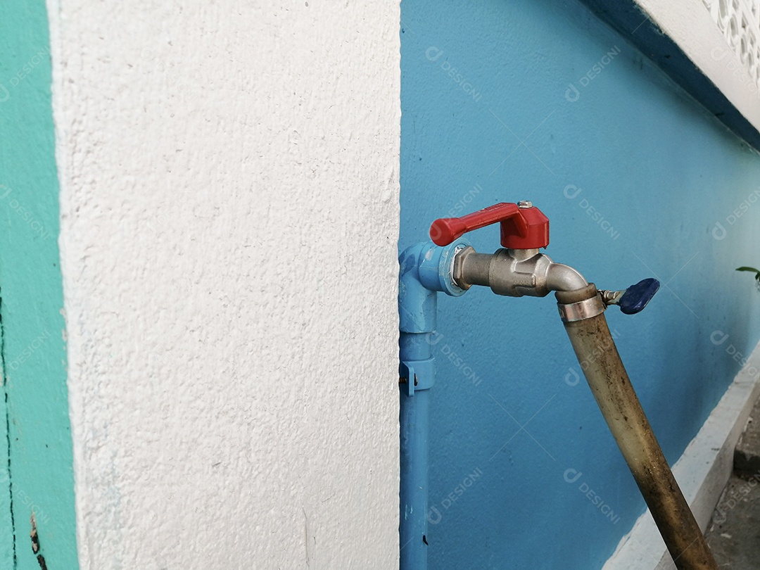 Torneira com mangueira acoplada