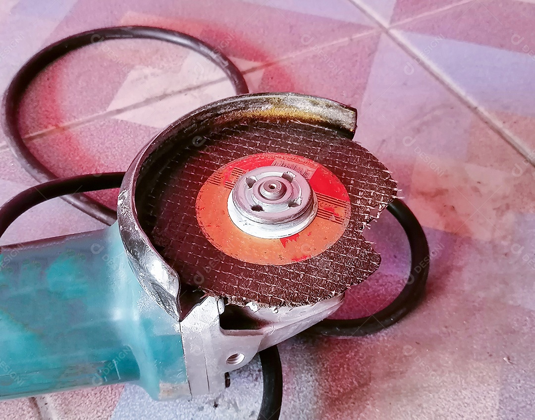 Aparelho de corte com lâmina quebrada