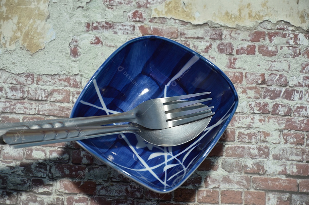 Tigela azul e talheres