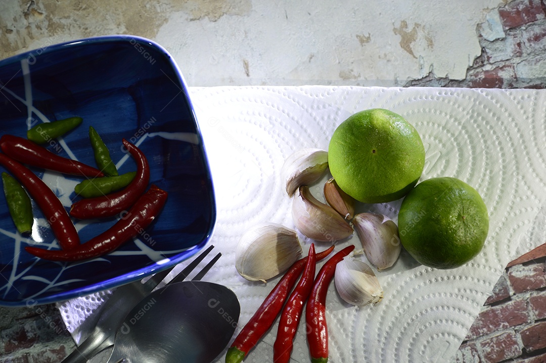 Tigela azul de cerâmica com pimentas vermelhas e dentes de alho