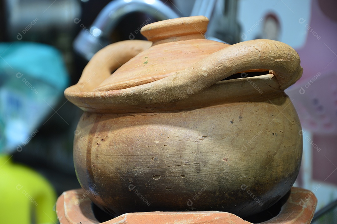 Vista de uma panela de barro