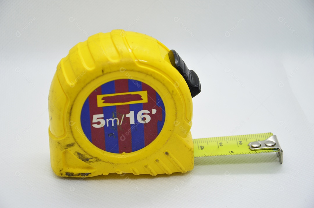 Fita métrica amarela em fundo branco