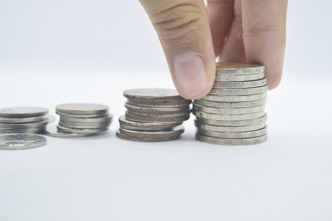 Mão empilhando moedas