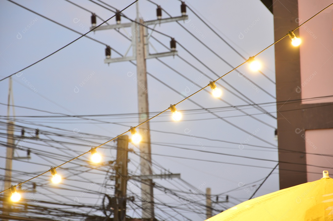 Lâmpadas acessas como decoração