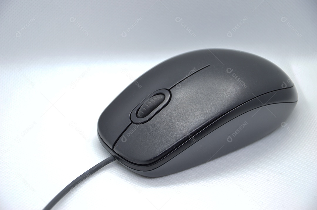 mouse preto em fundo branco